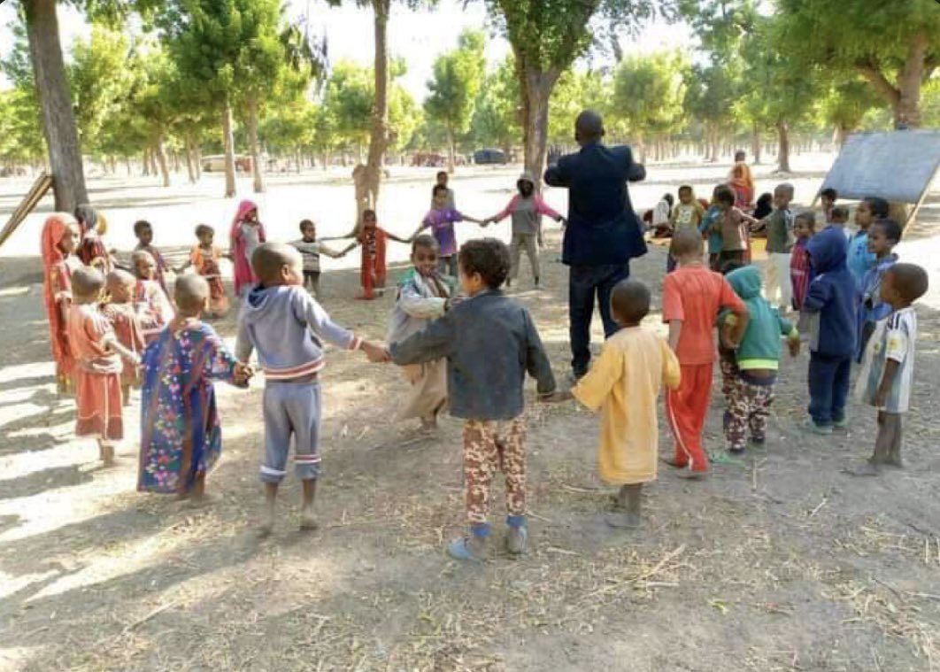 #ÉCOLESNOMADES

…la reprise des cours le lundi 8 janvier marque un tournant positif dans l’enseignement public tchadien après une longue pause. Cette renaissance est portée par Succès Masra et Ndolembaye, qui ont initié avec le Comité de Crise, un mouvement exemplaire. En