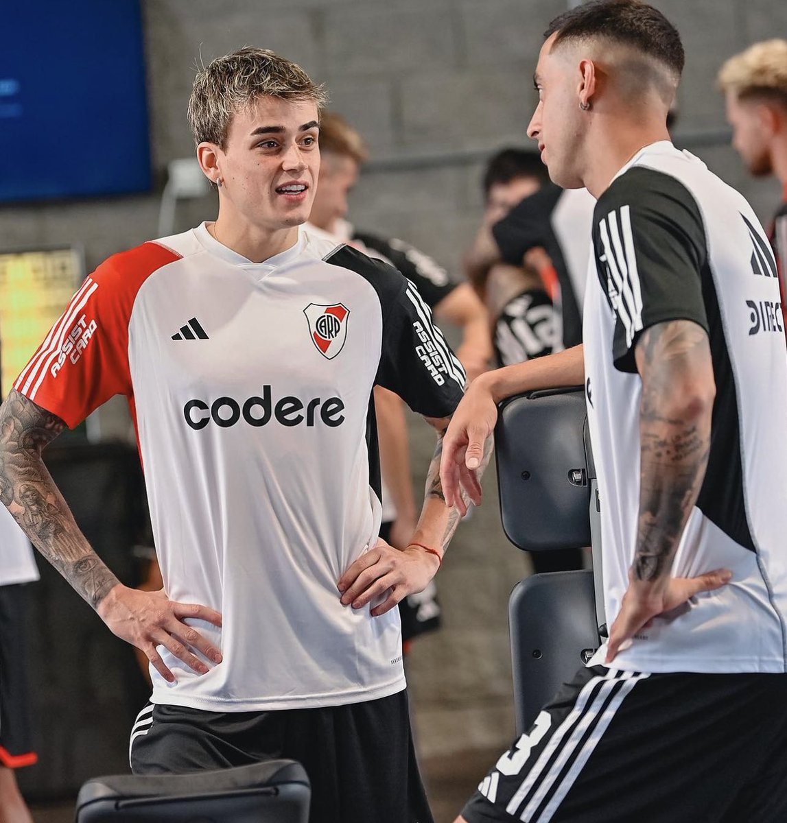 Quédate con la persona que te mire como Nico Fonseca a Ramiro Funes Mori.