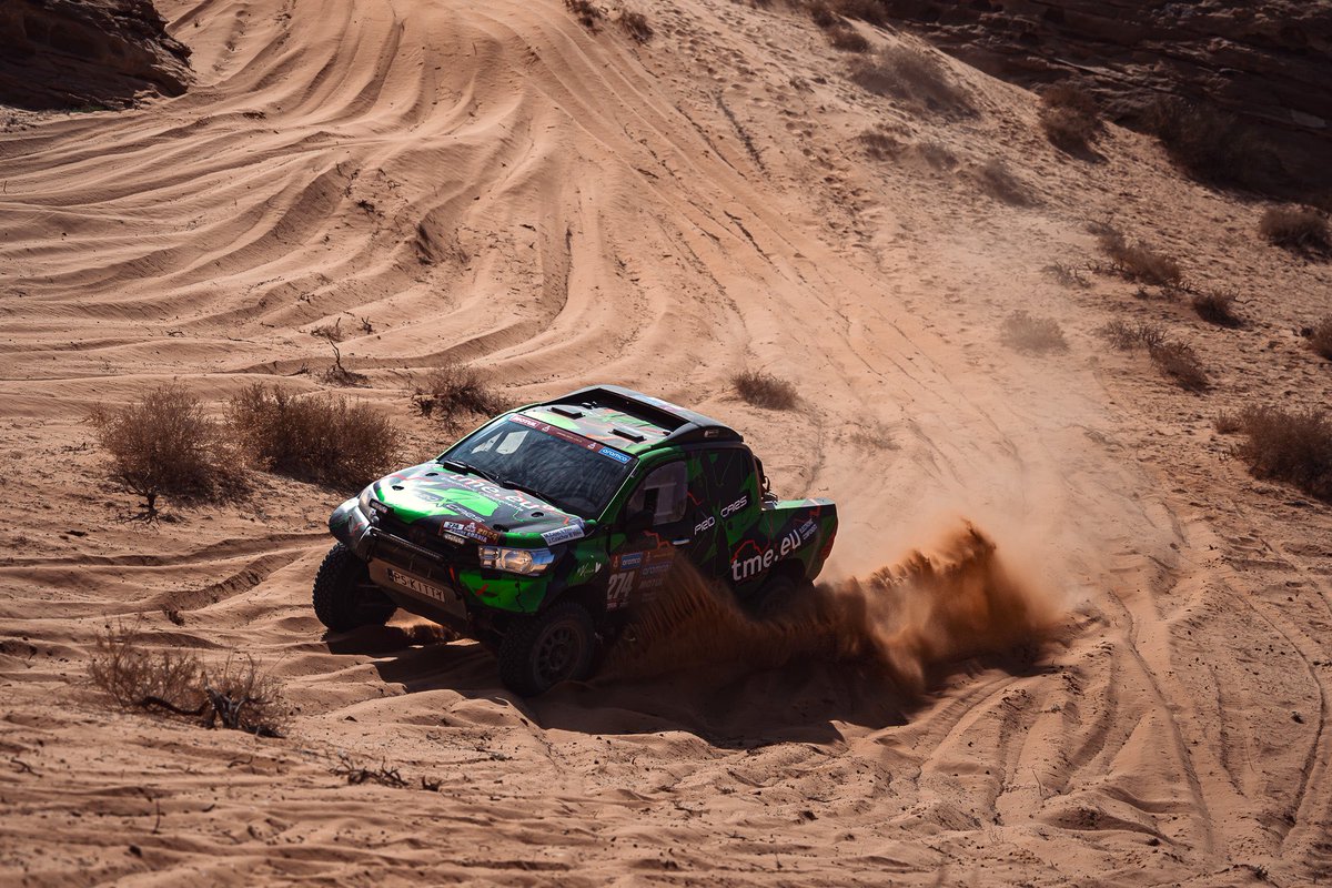 TME_team's tweet photo. Proxcars TME Rally Team zameldował się właśnie na mecie pierwszego etapu @dakar ✅

Za naszym zespołem #teamTME ciężka trasa #Dakar2024  na odcinkach 👉 AlUla ➡️ Al Henakiyah, czyli ponad 5️⃣4️⃣0️⃣ kilometrów! 

Jutro wracamy na trasę!

Foto: Proxcars TME Rally Team / Actiongraphers https://t.co/5u5DTdqJgZ
