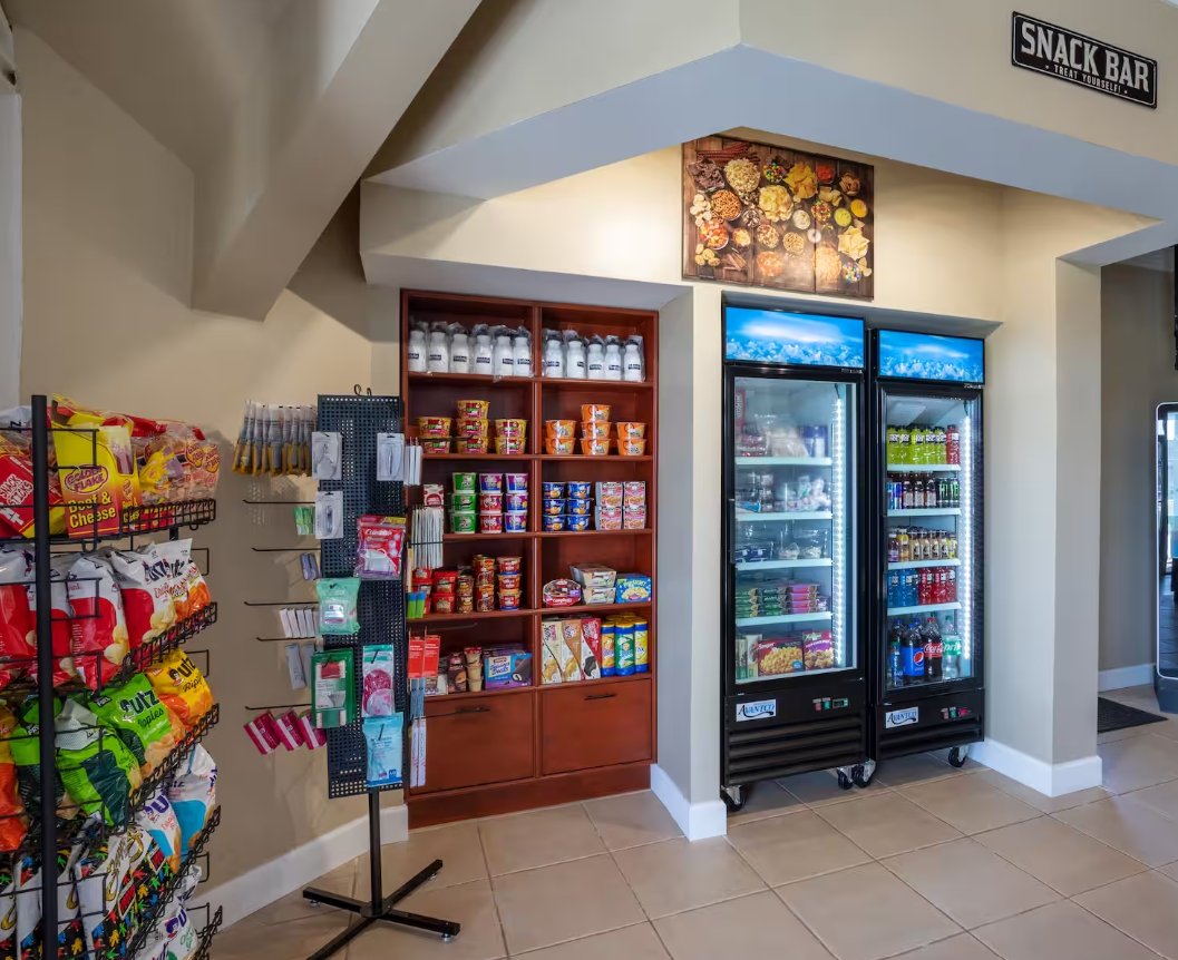 lakelandhotel's tweet image. Our Travelodge Market is an easy one-stop shop while you are traveling. From drinks and snacks to full meals or bathroom needs such as Q-tips or nail clippers, we&apos;ve got you covered! 🥨🪥
#TravelodgeMarket #HowCanWeHelpYou #HungryTraveler