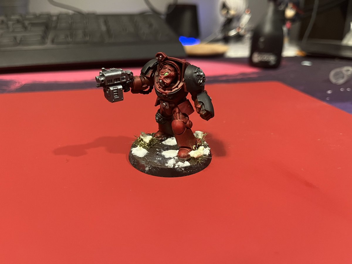 AirePerry's tweet photo. @SwanForge The sons of Baal, my general method for the armour is to prime black, drybrush a light bone color across the entire model, go over in contrast paint (2 coats for black) then a strong drybrush of a similar color to highlight the edges and smooth out the panels https://t.co/VVWzlEUNKu