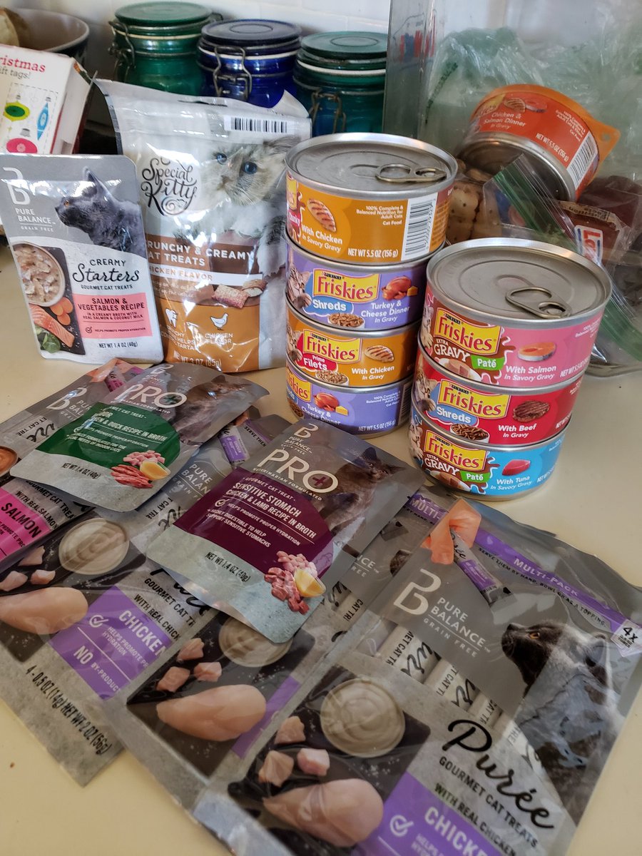 CassieJFox's tweet photo. #Caturday Gizzabella, Pachabel conduct a pre pawty inspection on the Pawty size bag of treats Anyone notice how expensive #CatFood is? Our felines eat more meat than we do. 🤣
They love the #SqueezeTreats as much as #CatNip #ProBalance #PureBalance #Pawty #SouthernBelleFelines