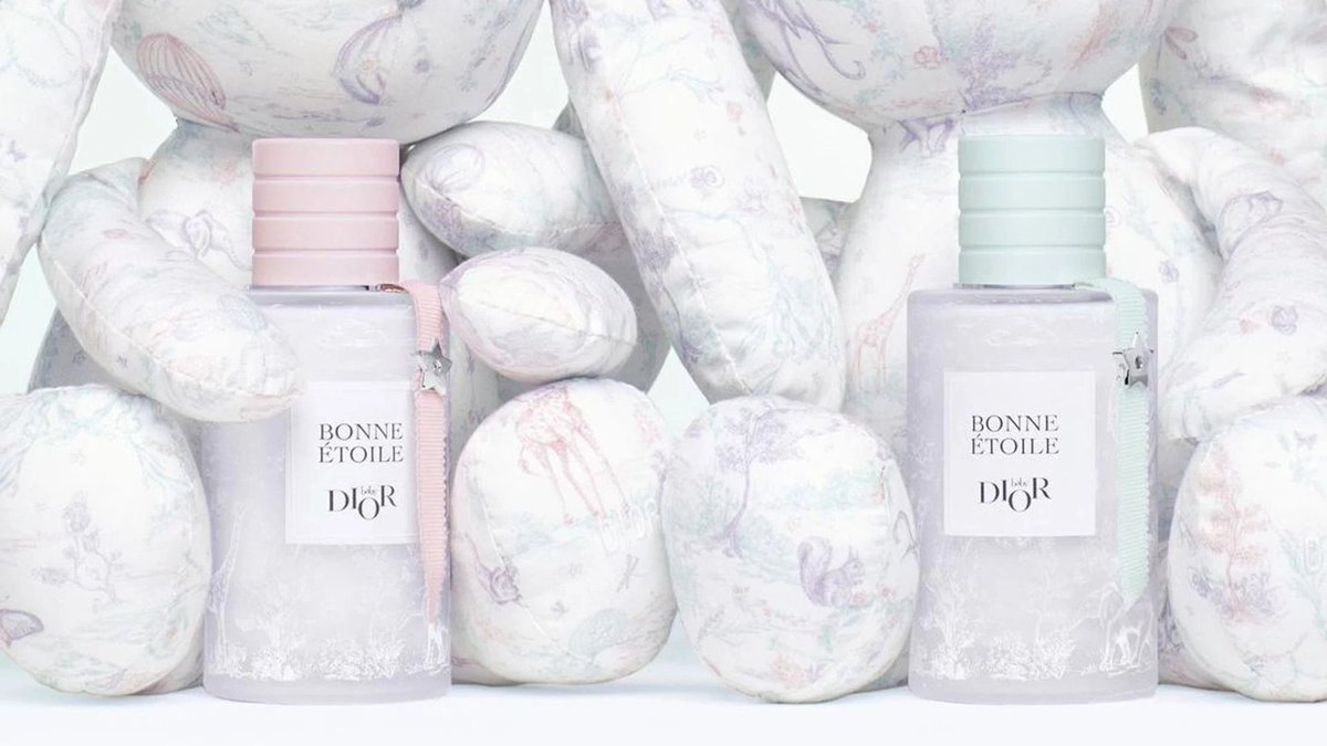 Momihael1100's tweet photo. รอเลยค่ะเข้าไทยเรียบร้อยกับ Baby Dior Bonne Étoile น้ำหอมเด็กไร้แอลกอฮอล์ ทารกใช้ได้ อ่อนโยนแบบตะโก๊นนน หอมละมุน อ่อนหวาน น่ารักนุ่มนิ่มน่าทะถุถนอมแบบ 500%  กลิ่นหอมมีชีวิตชีวาจากลูกแพร์ กุหลาบป่า ไวท์มักส์ ไม่ฉุนแน่นอน

คนปรุงคือ Francis Kurkdjian ผลงานน้ำหอมระดับแนวหน้าของโลกไม่มีใครไม่รู้จักแน่นอน

แบรนด์เคลมว่า ส่วนผสมจากธรรมชาติ 98%* ( ปริมาณส่วนผสมคำนวณจากมาตรฐาน ISO 16128-1 และ ISO 16128-2 รวมเปอร์เซ็นต์น้ำ ส่วนผสมอีก 2% มีส่วนช่วยในด้านประสิทธิภาพ เนื้อสัมผัสและความคงทน) กลิ่นเดียวกันนะคะแต่มี 2 สี ราคาในไทย 8,800 #อาจุมม่าบ้าน้ำหอม