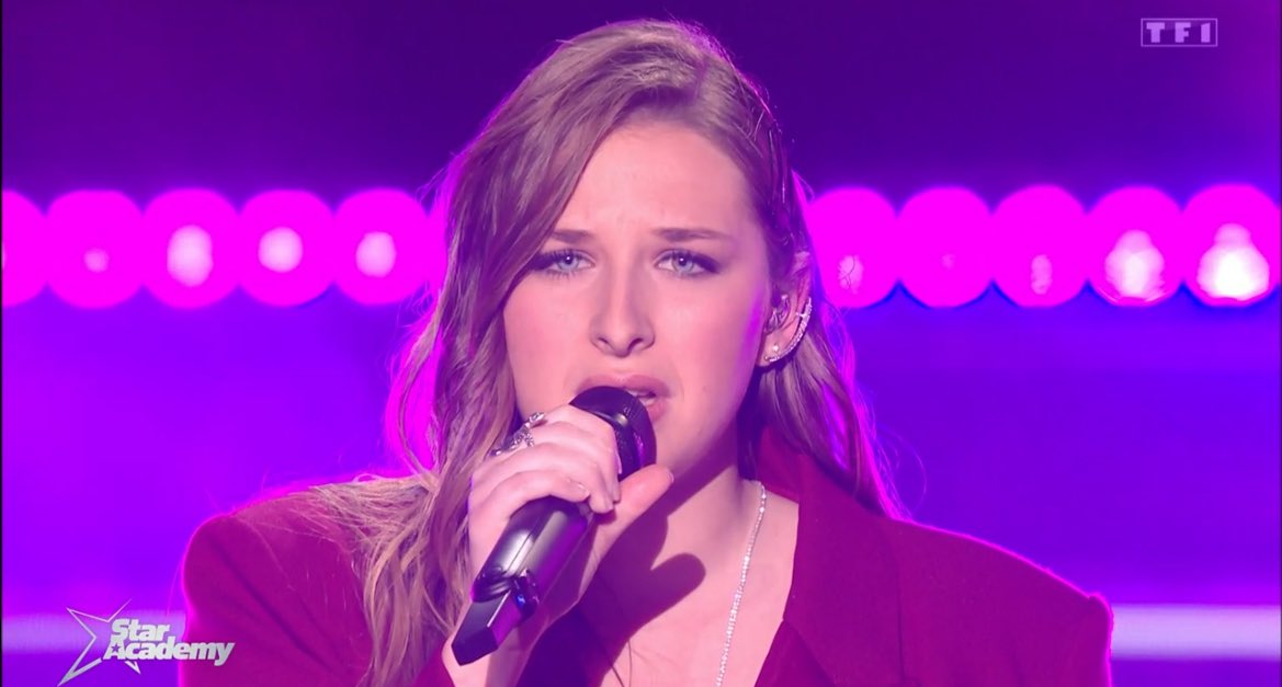 Aurelielfbr's tweet photo. Héléna lors de la battle elle m’a vraiment impressionnée, elle a été incroyable. Sa hight note, était juste sublime, sa voix est magnifique. Pour moi, elle a relever le battle haut la main. 💕 #StarAcademy #StarAcademyleLive #StarAcademylive https://t.co/FZ1e0VU0uj