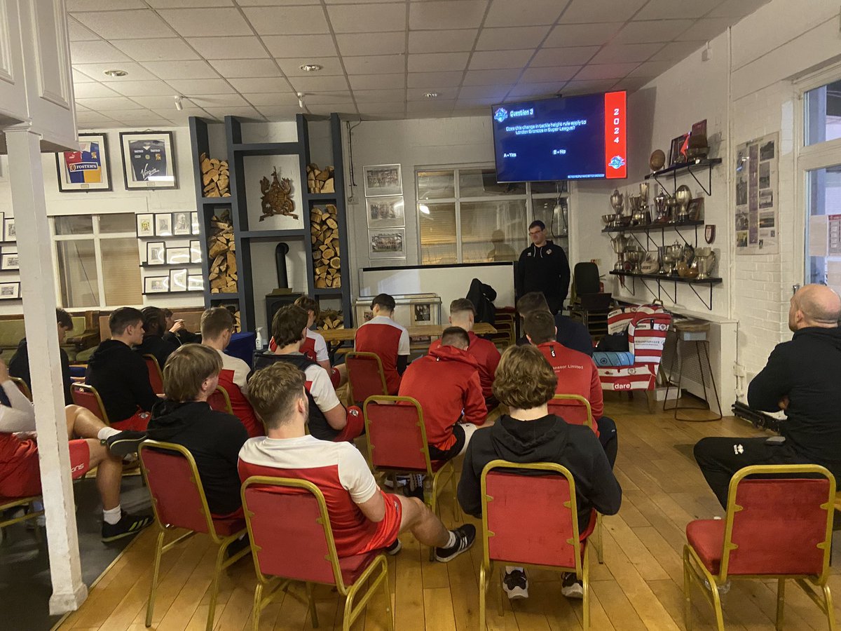 First session back for the <a href="/LondonBroncosRL/">London Broncos</a> Ressies, <a href="/dan4roberts/">Dan Roberts</a> going through some knowledge instil 🐴

#wearelondon