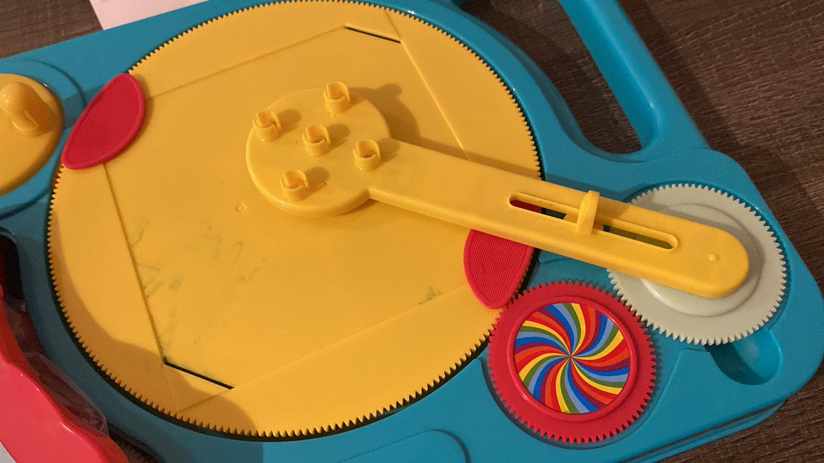 CheiberRoll's tweet image. #Espirógrafo por ejemplo, no hemos conseguido que las piezas encajen para que realicen las formas tan chulas. Por no hablar de la calidad de los rotuladores. Es un juguete, ok, pero es q no pintan nada. #Juguettos