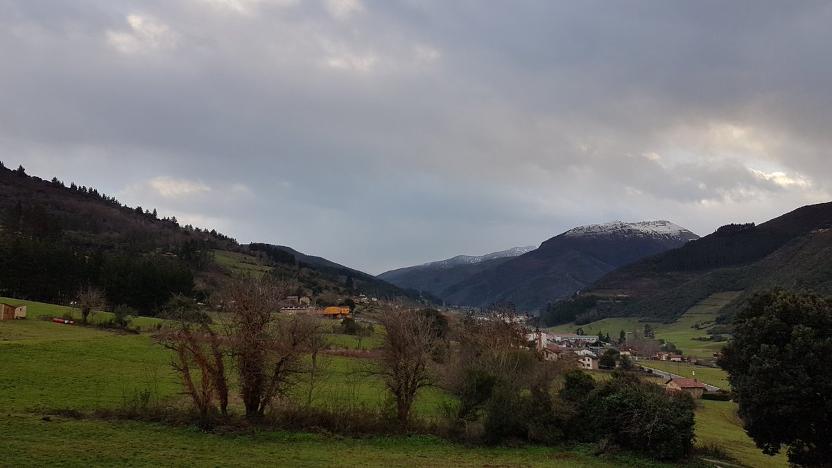Apez140's tweet image. El Sol se puso Mundo.
Grises Colores visten el Cielo de #Liébana, Blanco contraste la Nieve que cubre las Peñas de #PicosDeEuropa.
Es ya la Hora entre horas,
Ésa Mágica, que a la Noche, precede.
Qué Seáis Muy Felices en Ella,
Mi Hada y yo Os Deseamos,
Alegría y,
Fantasía...🧚‍♀️😎