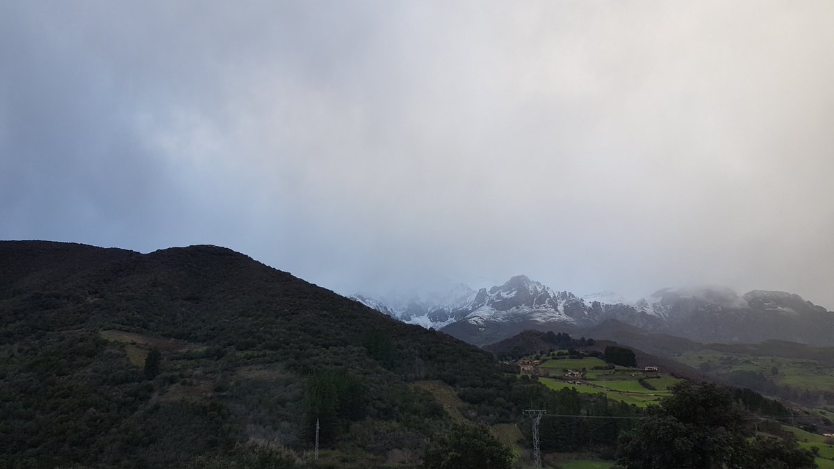 Apez140's tweet image. El Sol se puso Mundo.
Grises Colores visten el Cielo de #Liébana, Blanco contraste la Nieve que cubre las Peñas de #PicosDeEuropa.
Es ya la Hora entre horas,
Ésa Mágica, que a la Noche, precede.
Qué Seáis Muy Felices en Ella,
Mi Hada y yo Os Deseamos,
Alegría y,
Fantasía...🧚‍♀️😎