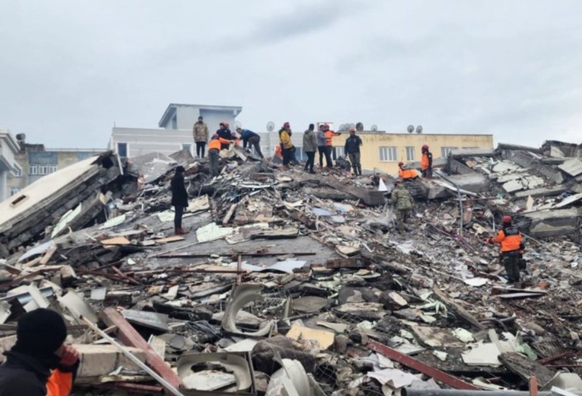 Sağlam bir bina şiddetli bir depremde dahi bu hale gelmz!Yalanlarınızı dinlemk istemiyorz! Canından can kopardığınz ailelern karşısında saygıdan yoksun konuşmalar yapmanızı kabul etmiyorz!Tek bir gerçek var: Otel değil toplu mezar yaptınz ve cezanızı çekeceksnz #isiasortakdavamız