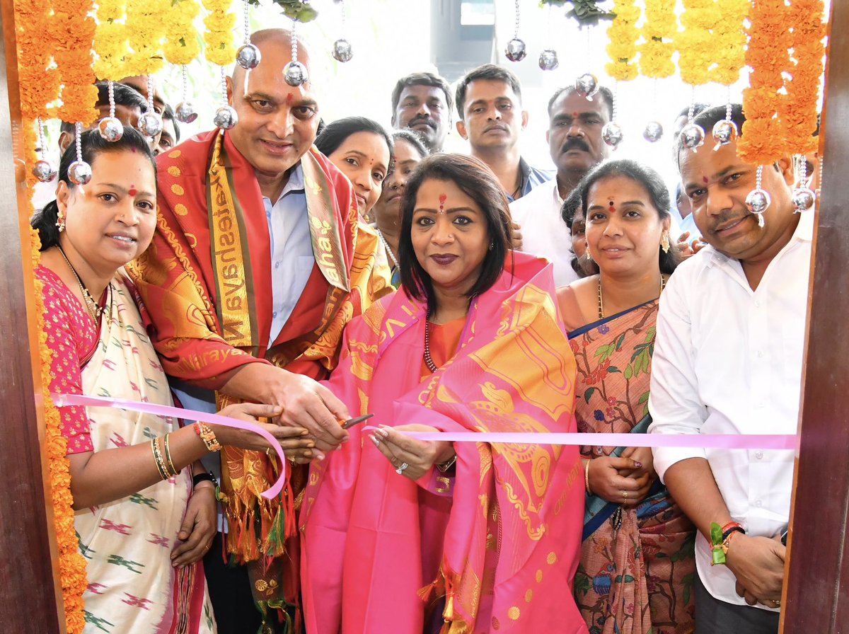 PravveenB's tweet photo. Inauguration of Newly Constructed Chilkanagar Ward office first floor by Hon’ble Mayor Gadwal Vijaya Laxmi &amp; Hon’ble Uppal MLA Bandari Laxma Reddy Along with Corporator Bannala Geetha Pravveen @KTRBRS @GadwalvijayaTRS @ZC_LBNagar @BRSparty @BRSHarish @GHMCOnline @DrGadariBRS https://t.co/JLaJmFz7Ax