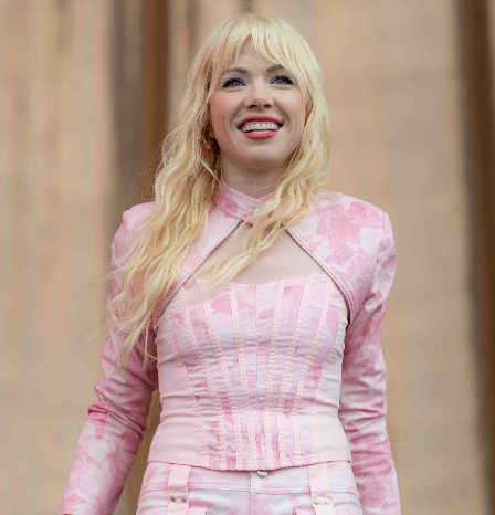 orbit_mackswell's tweet photo. #CarlyRaeJepsen on Jeff Skinner
"He is literally an elite skater on the Buffalo Sabres, who wouldn't want him at the all star game!"
#Jepsies rt this or post '#NHLAllStarVote Jeff Skinner' so mother can see him at the all star game!! https://t.co/jdvWEyjrJT