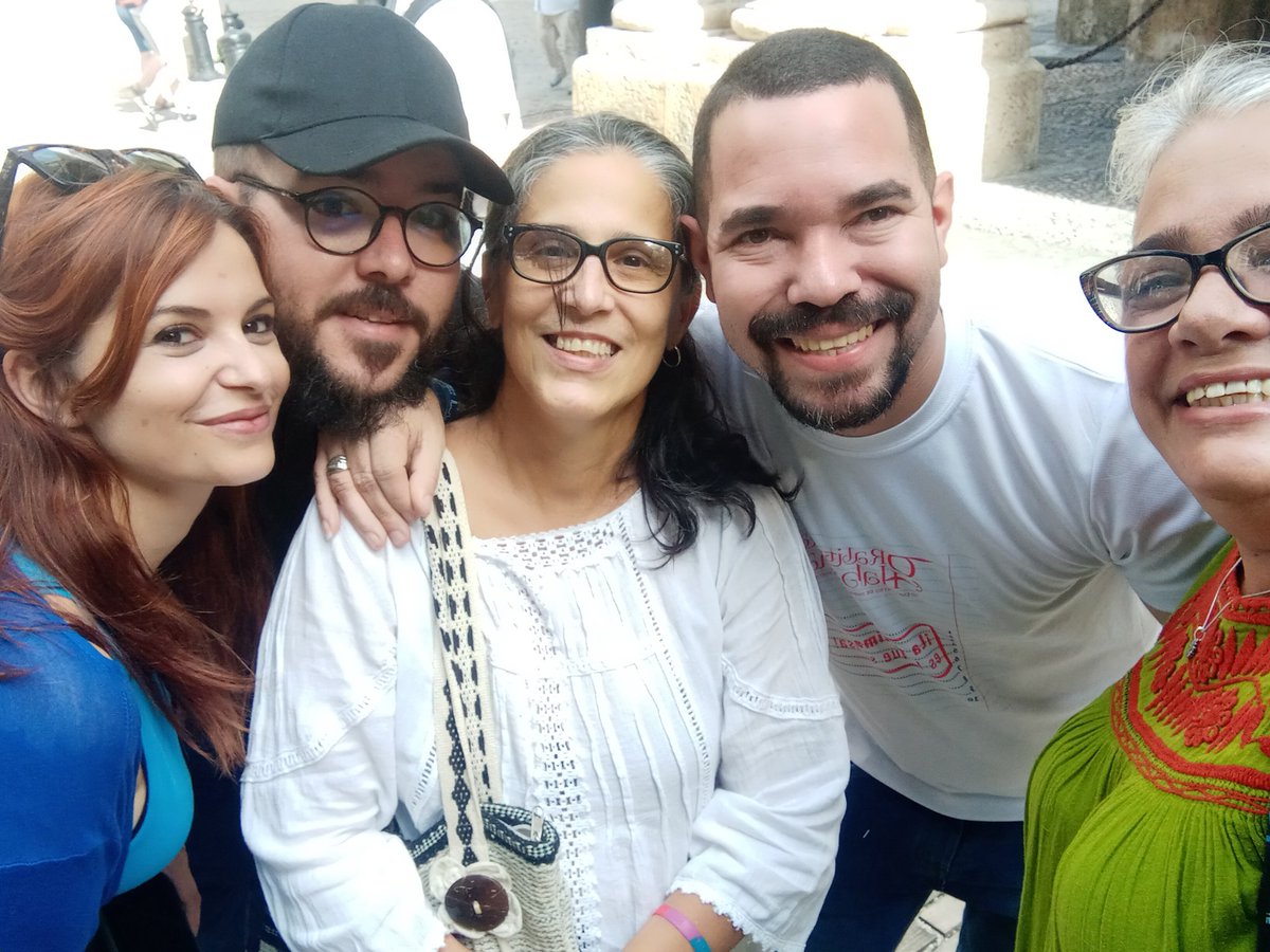 AlomaReyna's tweet photo. Comenzando así  estoy segura que será un día maravilloso...
caminando por la Habana Vieja, defendiendo la vida...❤🇨🇺❤ https://t.co/17bK6A0rNi