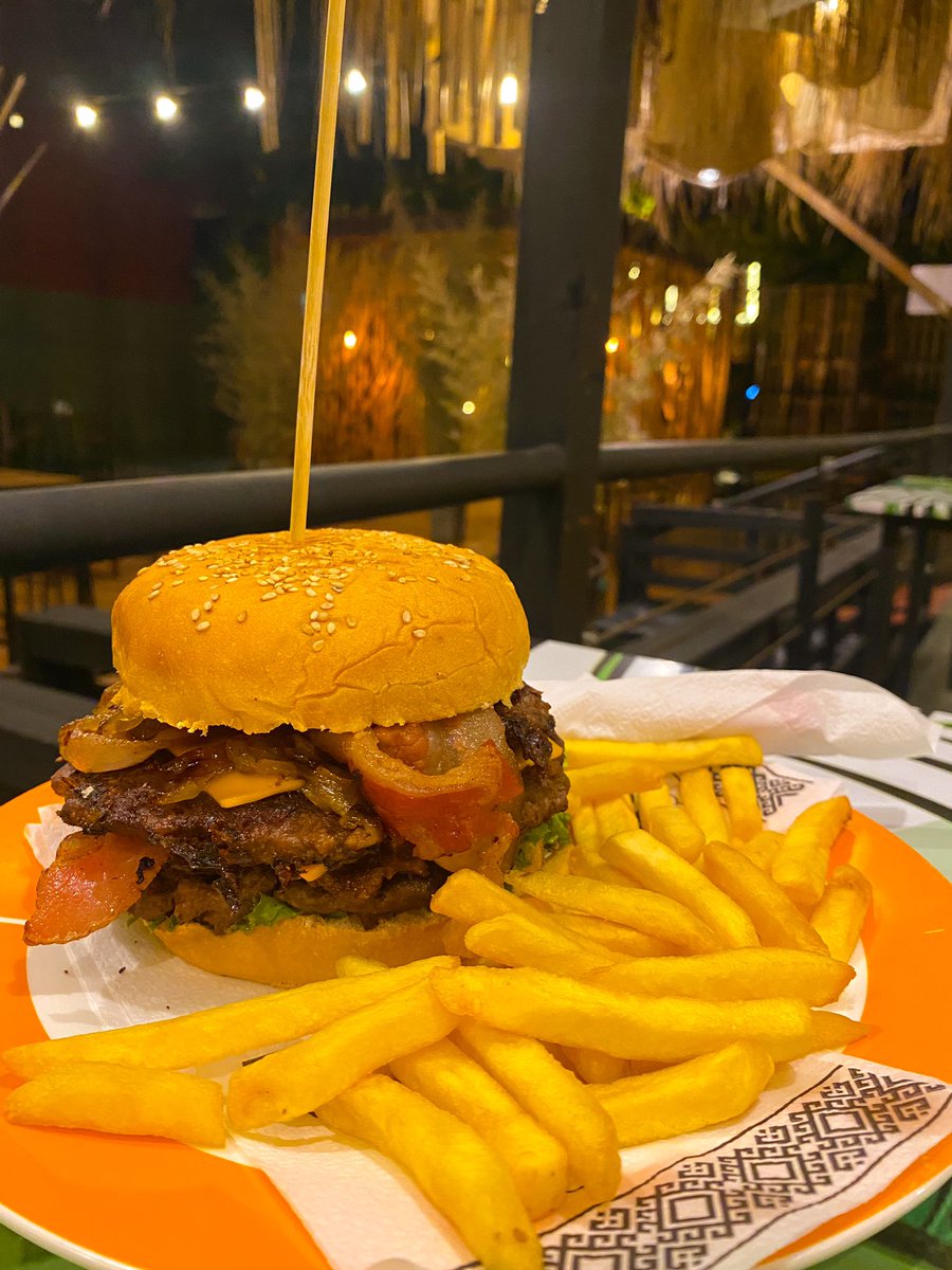 ral_acua's tweet photo. Se acaba de inaugurar este bar en Asunción, están con promos todos los días, hamburguesas desde 15mil gs chopp, tragos, picadas, la ambientación esta espectacular sobre Gral Santos casi pirizal abren de martes a domingo de 18 a 02am mega recomendado que vayan a conocer!! 👌🏻🎉✅ https://t.co/9E5yBrLZzZ