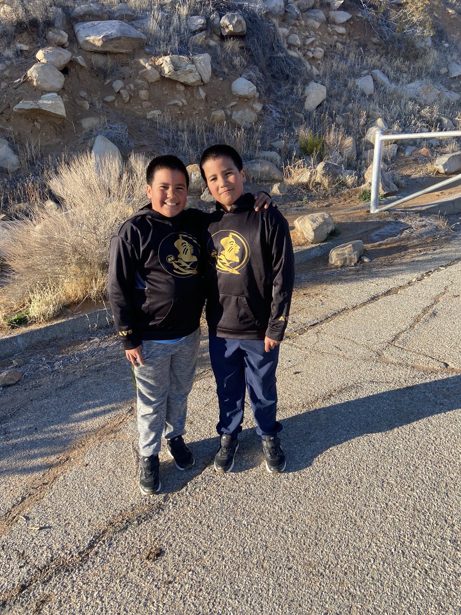 Coach_Mason64's tweet image. My nephews made the choice to get up at 5:40 am and get in a workout on the last Saturday before their break. @ghighfootball future. #Twinz