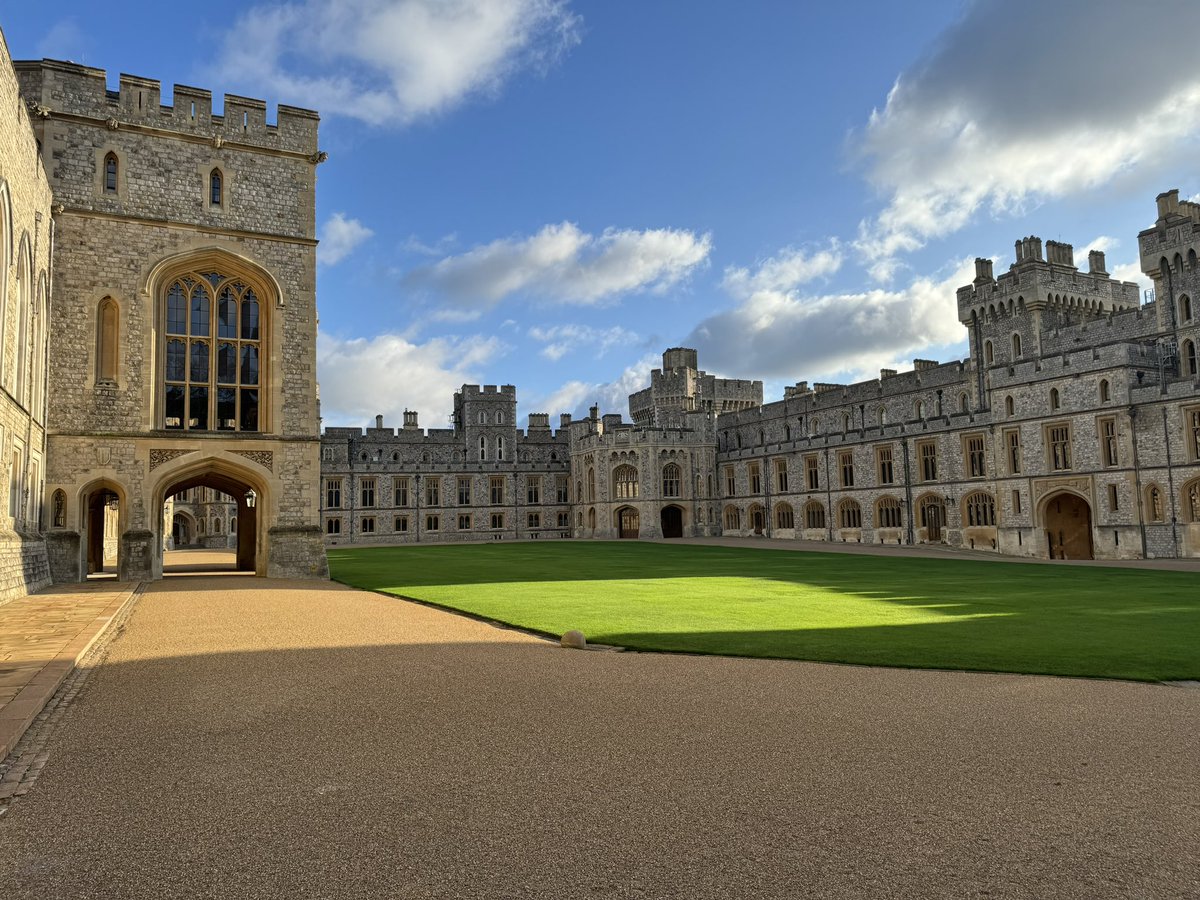 Here at Windsor Castle as part of our Theatrical Adventures UK Break celebrating New Year at Grims Dyke, former home of Sir WS Gilbert. Last night we enjoyed a wonderful meal followed by fabulous entertainment from Simon Butterriss  accompanied by Murray Hipkin

📷 <a href="/janestokes13/">Jane Stokes - Photographer 💙</a>