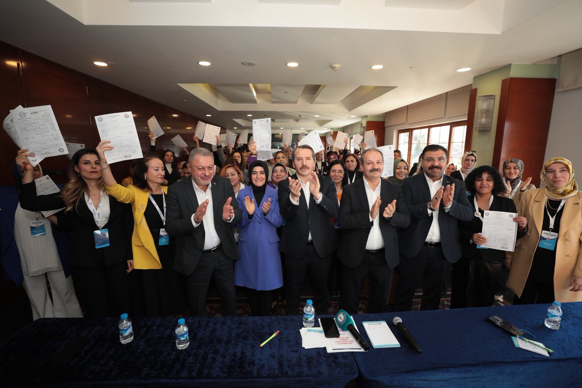 sagliksen's tweet photo. Sağlık-Sen Genel Merkez Yönetimi, Sağlık-Sen Kadınlar Komisyonu Teşkilat Toplantısı'nda kadın teşkilat mensuplarıyla buluştu. 

Burada konuşan Genel Başkan Mahmut Faruk Doğan, “Hemşirenin derdini bilmeyenler, acil serviste çalışmayanlar, yoğun bakımda çalışmanın güçlüğünü bilmeyenler, hasta naklinden sonra ambulans temizliğinden haberi olmayanlar emek mücadelesini sürdüremezler” dedi.

#ÖrgütlüKadınGüçlüToplum

⤵️
https://t.co/PjPlSMeuov