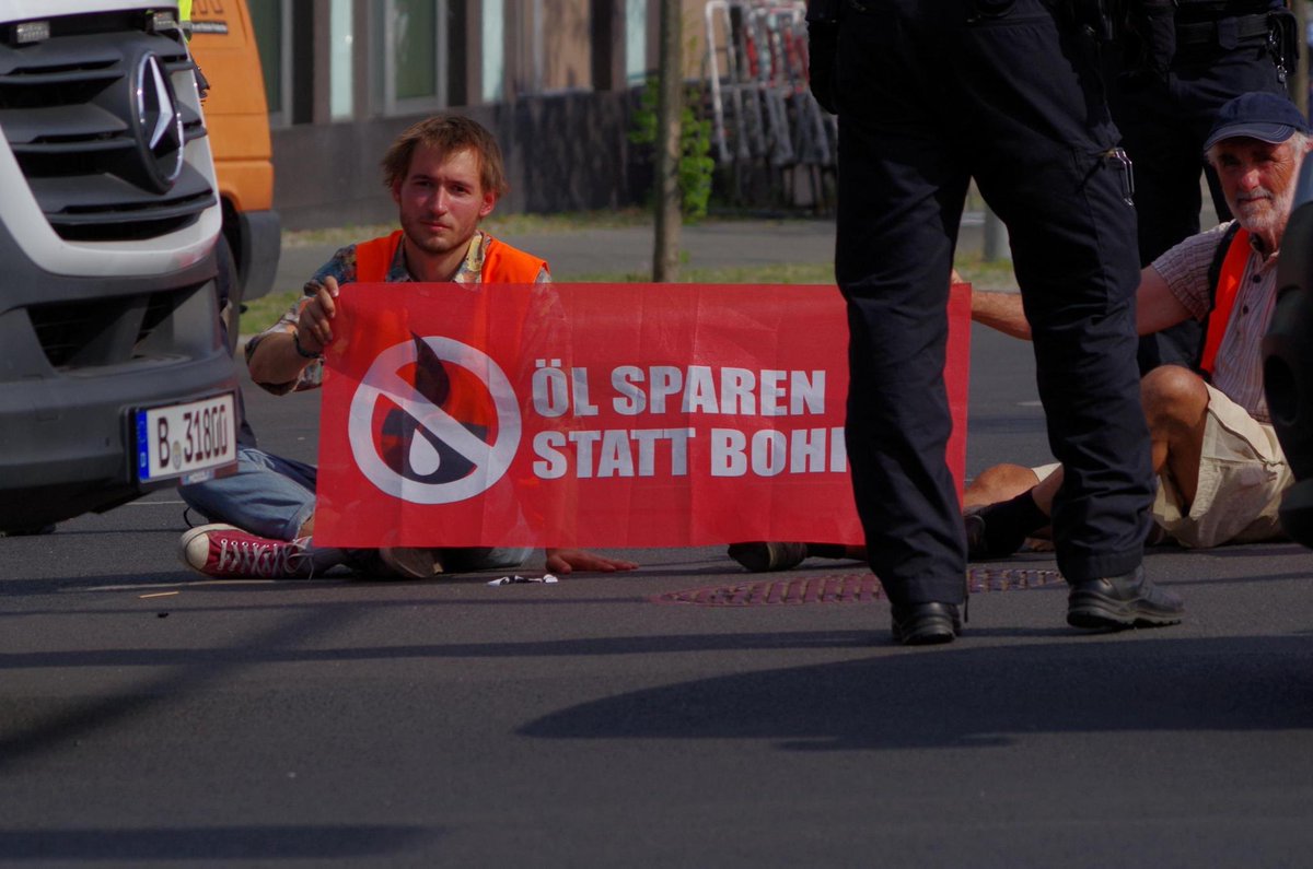 🦺 Jakob hat zwischen Januar 2022 und Januar 2023 insgesamt 15 Mal mit uns Straßen blockiert.

🧡 Gerade versucht er die Folgekosten zusammenzubekommen. 

Kannst du Jakob dabei unterstützen? 
gofund.me/d51c7f89