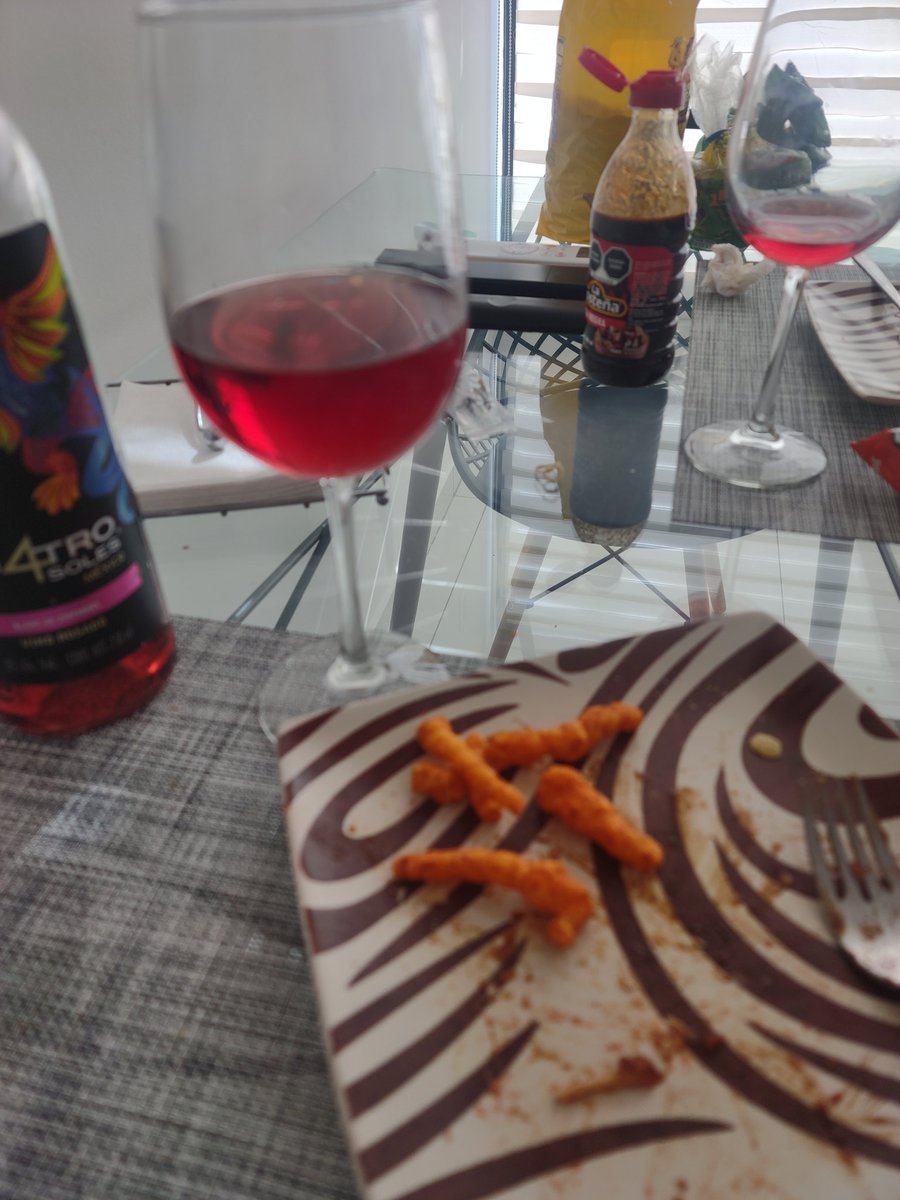 javach's tweet photo. Pregunta seria, el vino rosado es correcto maridaje para los chetos? https://t.co/V5Djm0HmM4