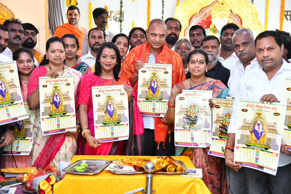 PravveenB's tweet photo. Chilkanagar Division Darmapuri colony Sai Baba Temple Calendar Inauguration by Hon’ble GHMC Mayor Gadwal Vijaya Laxmi &amp; Hon’ble MLA Bandari Laxma Reddy &amp; Corporator Bannala Geetha Pravveen @KTRBRS @GadwalvijayaTRS @ZC_LBNagar @BRSHarish @BRSparty @DrGadariBRS @BrsBandari https://t.co/h7HdmBO8Y2
