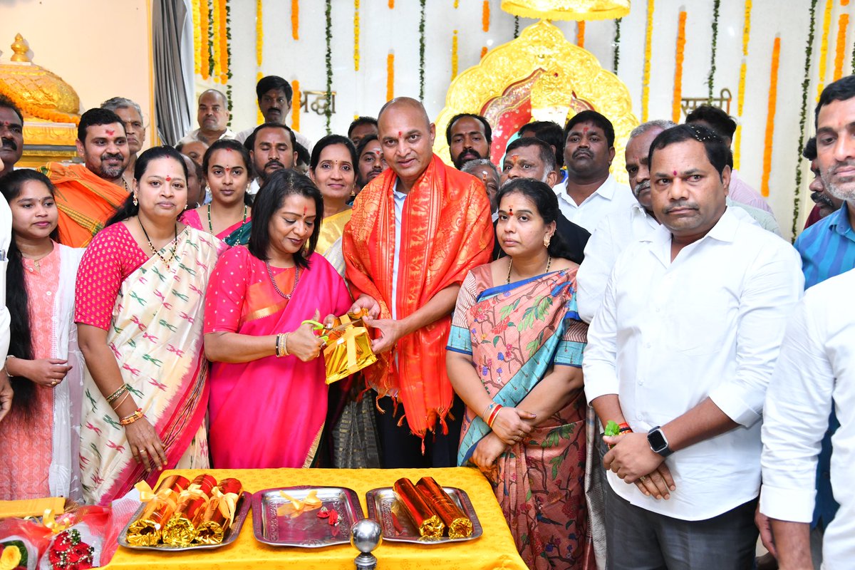 PravveenB's tweet photo. Chilkanagar Division Darmapuri colony Sai Baba Temple Calendar Inauguration by Hon’ble GHMC Mayor Gadwal Vijaya Laxmi &amp; Hon’ble MLA Bandari Laxma Reddy &amp; Corporator Bannala Geetha Pravveen @KTRBRS @GadwalvijayaTRS @ZC_LBNagar @BRSHarish @BRSparty @DrGadariBRS @BrsBandari https://t.co/h7HdmBO8Y2
