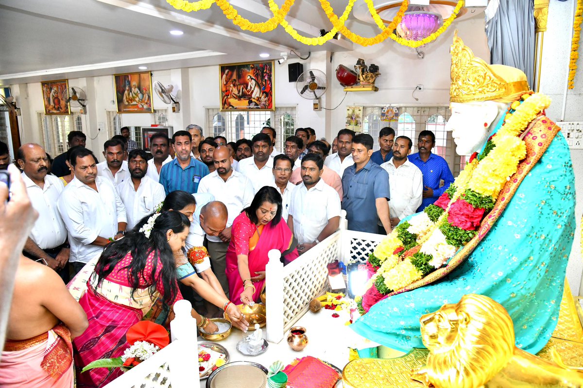 PravveenB's tweet photo. Chilkanagar Division Darmapuri colony Sai Baba Temple Calendar Inauguration by Hon’ble GHMC Mayor Gadwal Vijaya Laxmi &amp; Hon’ble MLA Bandari Laxma Reddy &amp; Corporator Bannala Geetha Pravveen @KTRBRS @GadwalvijayaTRS @ZC_LBNagar @BRSHarish @BRSparty @DrGadariBRS @BrsBandari https://t.co/h7HdmBO8Y2