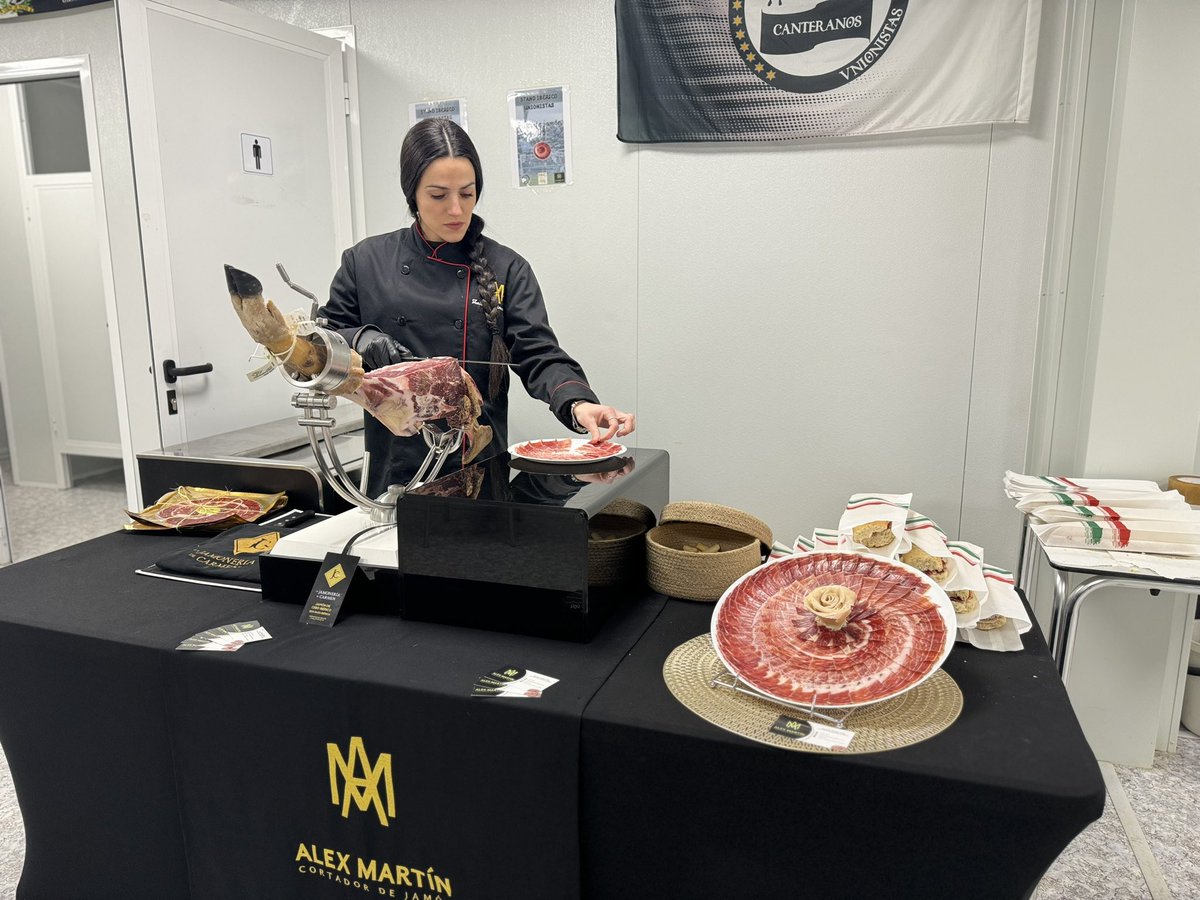 alexmm_cortador's tweet photo. Todo listo a falta de 24h para ver de nuevo a @UnionistasCF brillar⭐️ . Bocadillos y platos de jamón gracias a la calidad MMG una vez más🐷.
📍 Bar Panelais
📍 Bar visitante
📍 Bar portátil (entrada al campo)

#unionistas #futbolpopular #sinjamonnohayfutbol #alexmartin https://t.co/t6d5kZMCPC