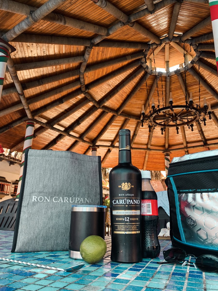 AliRecomienda's tweet photo. No estás triste. Solo necesitas una piscina, con una botella de un buen Ron y Rawayana de fondo 🎶🥃 https://t.co/Yx0WqDxJdj