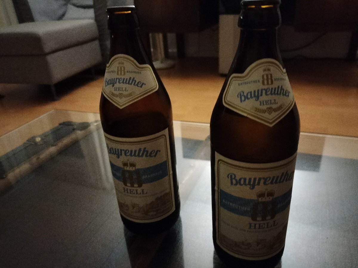 Marie_H_V's tweet photo. Zwei alte Karre beim Apero. #Nollie, #Goltz #WinterF https://t.co/N4vYVaetKt
