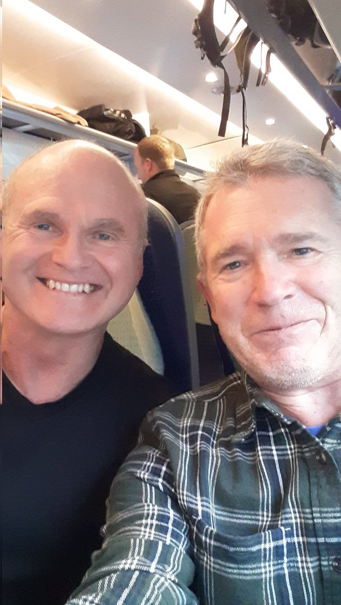 Long @AvantiWestCoast trip south brightened up no end by bumping into this bloke @TVsSimonKing 😲 What are the chances-same carriage?! Worked w/ SK many times over the years #Springwatch #BigCatDiary #Autumnwatch #Netflix & always an absolute pleasure. V good to catch up! 🎥 🦁🦅