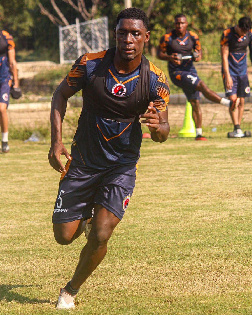 Cucutaoficial's tweet photo. Entrenamiento del día de hoy en nuestra sede deportiva. 🔴⚫️ https://t.co/VP8KPXyNZE