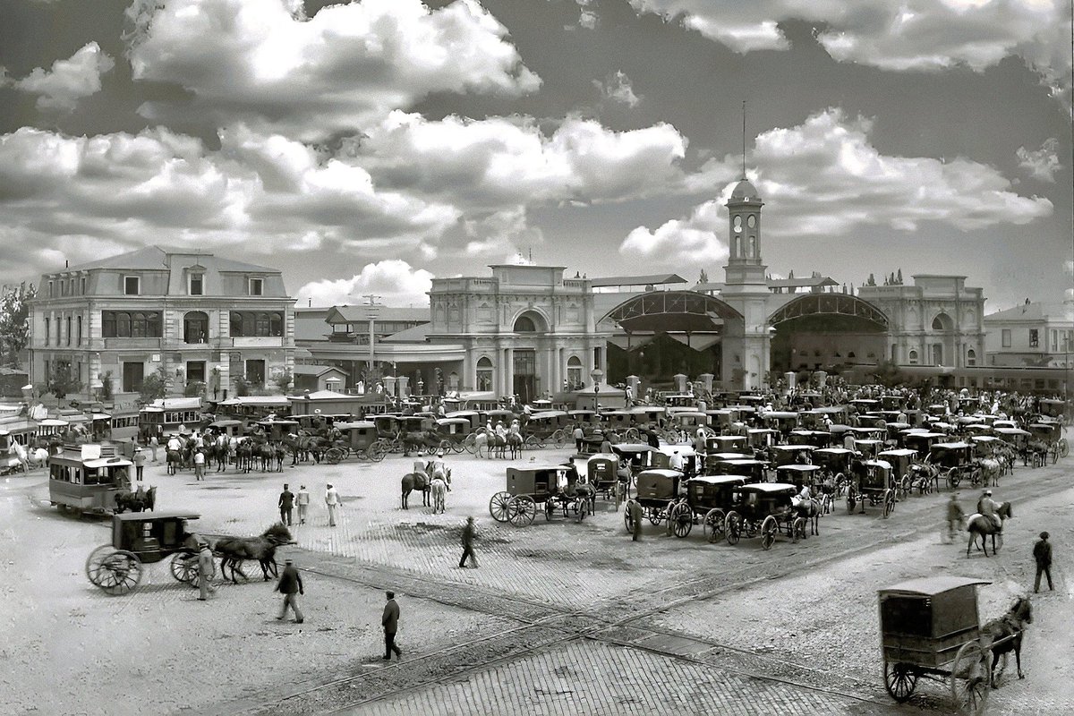 alb0black's tweet photo. Carruajes esperando pasajeros en Alameda de Las Delicias frente a Estación Central.
Santiago de Chile, año 1890. https://t.co/VtUzMNB7AE
