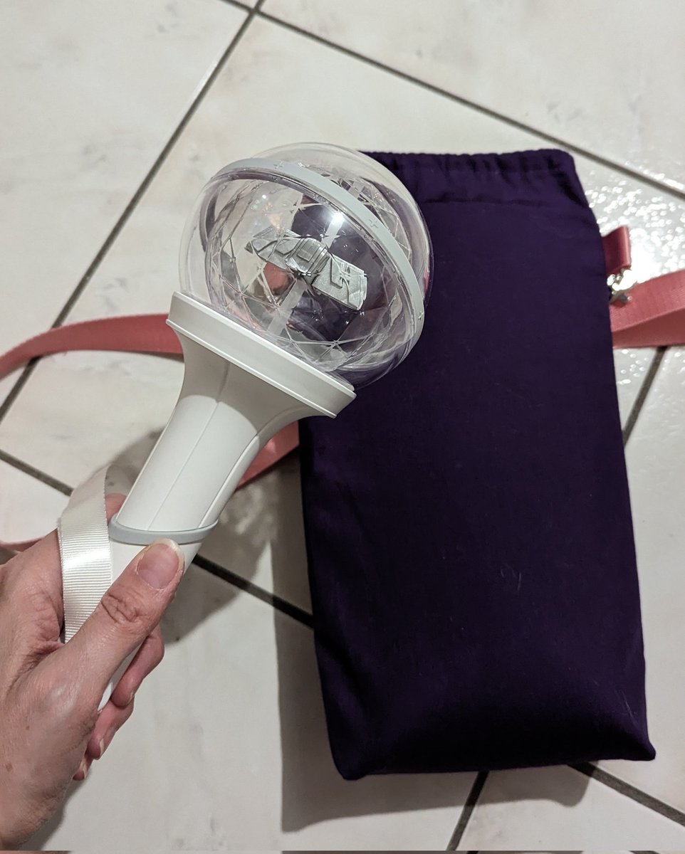 Nouvelle commande pour un lightstick #p1harmony pour une #p1ece qui va au concert à Oberhausen ! Couleurs et tissus choisies par ma cliente ❤️ si vous en voulez un aussi, contactez moi ! Retweet apprécié !!!
#kpoplightsick #homemade #lightstick