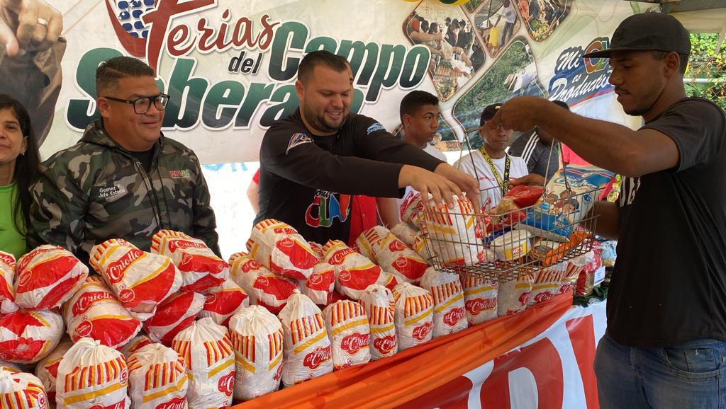 AlimentarAnz's tweet photo. #Anzoátegui 1.255 Familias Anzoátiguenses fueron atendidas a través de la Feria Del Campo Soberano, gracias a nuestro presidente @NicolasMaduro el Ministro @LealTelleria nuestro gobernador @luismarcanos y la  Misión Alimentación.
#PlanProteinaVictorioso
#FeriadelCampoVictorioso https://t.co/otfd5K3fT5