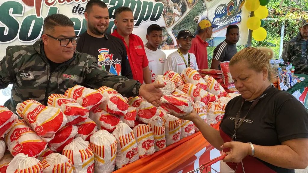 AlimentarAnz's tweet photo. #Anzoátegui 1.255 Familias Anzoátiguenses fueron atendidas a través de la Feria Del Campo Soberano, gracias a nuestro presidente @NicolasMaduro el Ministro @LealTelleria nuestro gobernador @luismarcanos y la  Misión Alimentación.
#PlanProteinaVictorioso
#FeriadelCampoVictorioso https://t.co/otfd5K3fT5