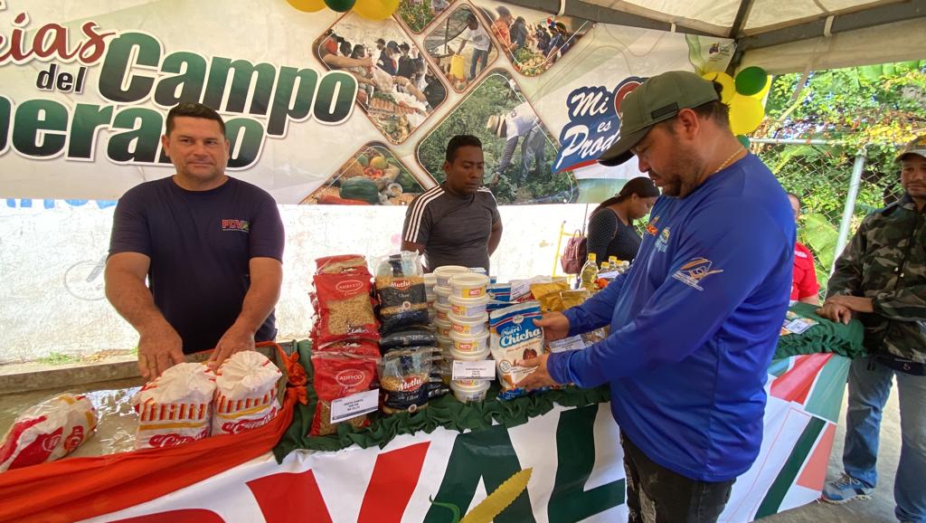 AlimentarAnz's tweet photo. #Anzoátegui 1.255 Familias Anzoátiguenses fueron atendidas a través de la Feria Del Campo Soberano, gracias a nuestro presidente @NicolasMaduro el Ministro @LealTelleria nuestro gobernador @luismarcanos y la  Misión Alimentación.
#PlanProteinaVictorioso
#FeriadelCampoVictorioso https://t.co/otfd5K3fT5