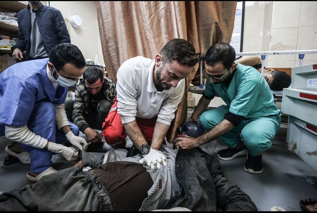 Timesofgaza's tweet photo. A Critical Moment: Doctors try to save an injured man after being subjected to an Israeli airstrike. 

Despite their best efforts he passed away. https://t.co/I9tHEG6DEl