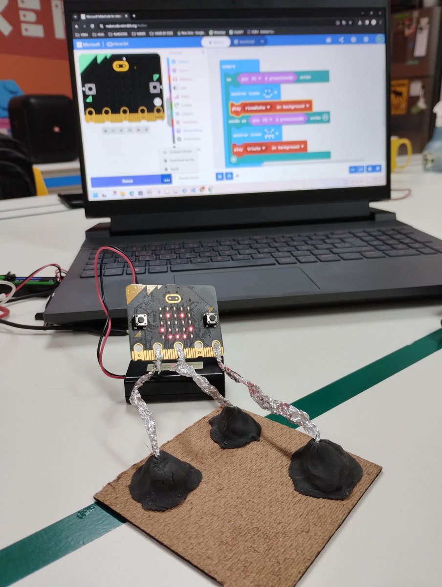 Flavianalc's tweet photo. Maker projects with @microbit_edu and @scratch 🥹😌🤖... 
More in https://t.co/7KKR2d3kFl https://t.co/N9W9qJunCm