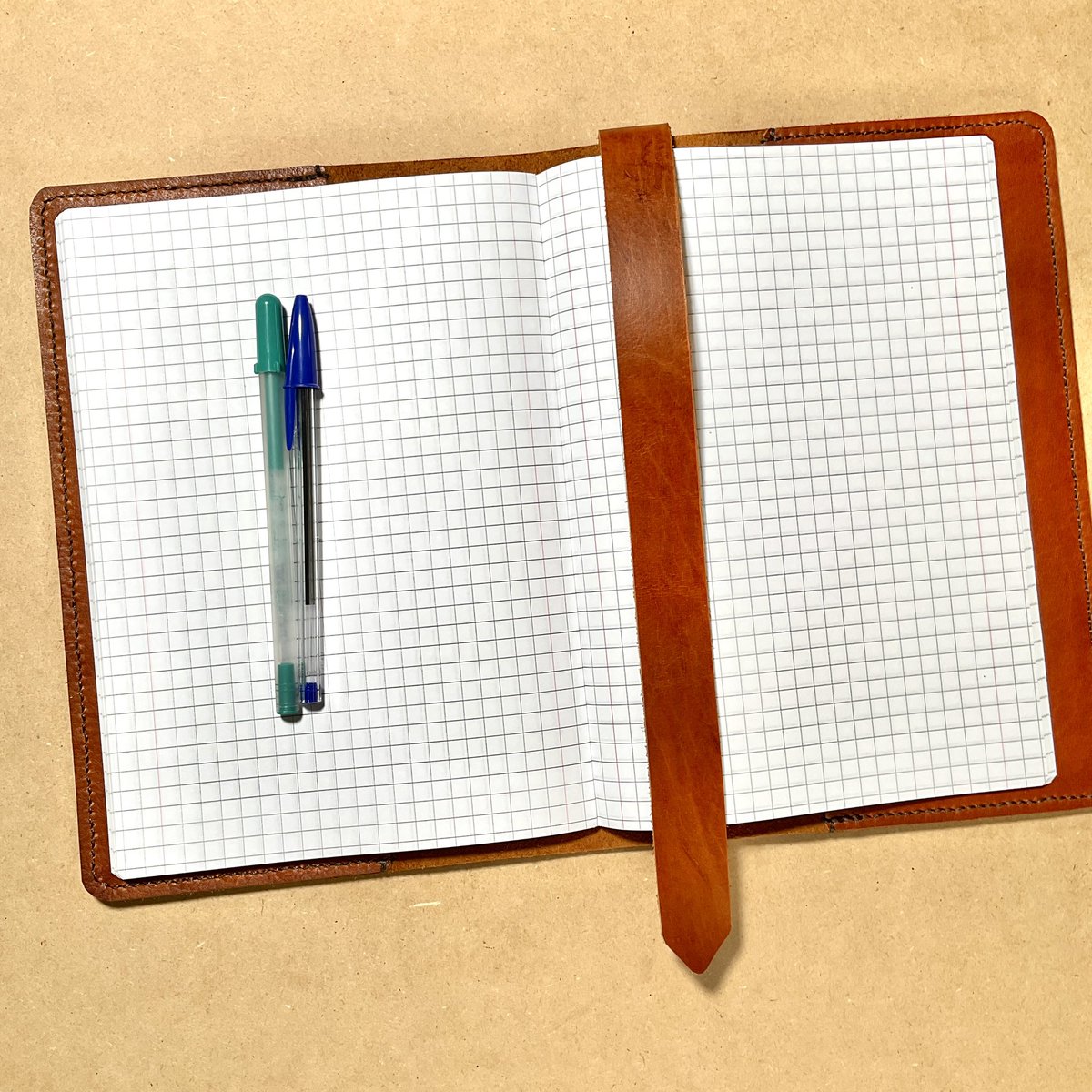 cuerosinmarca's tweet photo. Funda Pehuén con cuaderno tamaño college de 80 hojas, $34.990 c/u, encuéntrala en https://t.co/6r2My5pJa8 😍✨🌻
.
#cuero #cuerochileno #bitacoras #cuadernos #libretas #papeleriabonita #papeleria #papel #hechoenchile #chile #santiagodechile #viñadelmar #valparaiso #concepcion https://t.co/XTb4XDHqHn