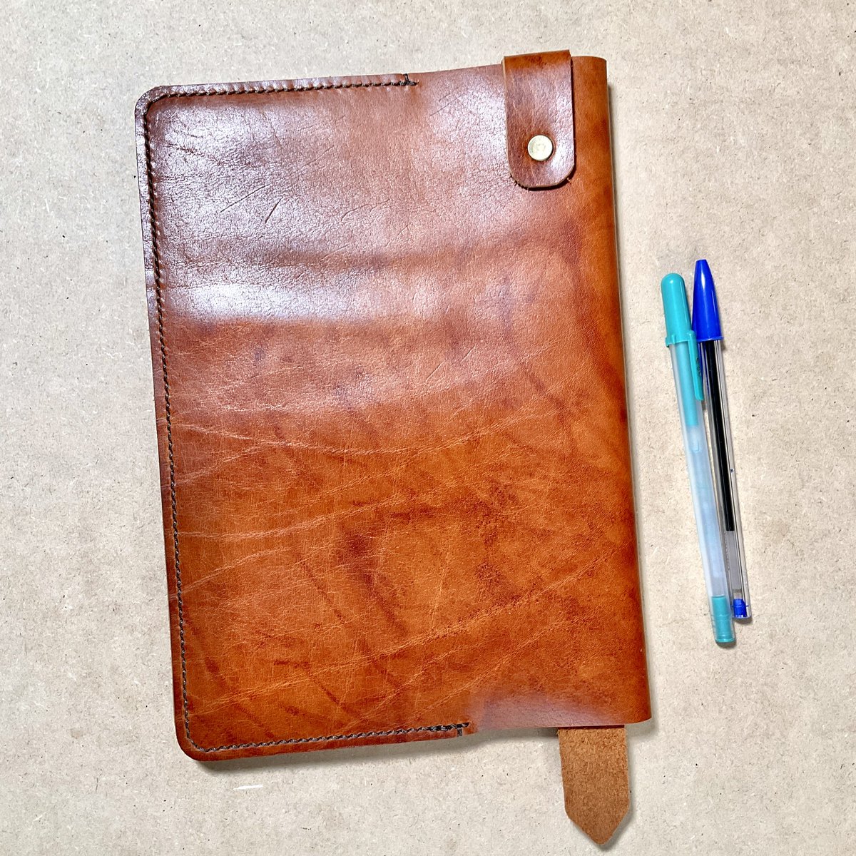 cuerosinmarca's tweet photo. Funda Pehuén con cuaderno tamaño college de 80 hojas, $34.990 c/u, encuéntrala en https://t.co/6r2My5pJa8 😍✨🌻
.
#cuero #cuerochileno #bitacoras #cuadernos #libretas #papeleriabonita #papeleria #papel #hechoenchile #chile #santiagodechile #viñadelmar #valparaiso #concepcion https://t.co/XTb4XDHqHn