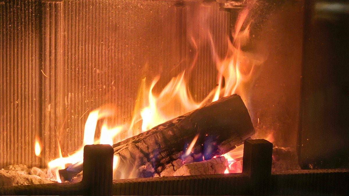 ZigaTurk's tweet image. Danes je dovoljeno prasketanje ognja, jutri pride zeleni prehod. Bodite na toplem, dokler ste lahko!