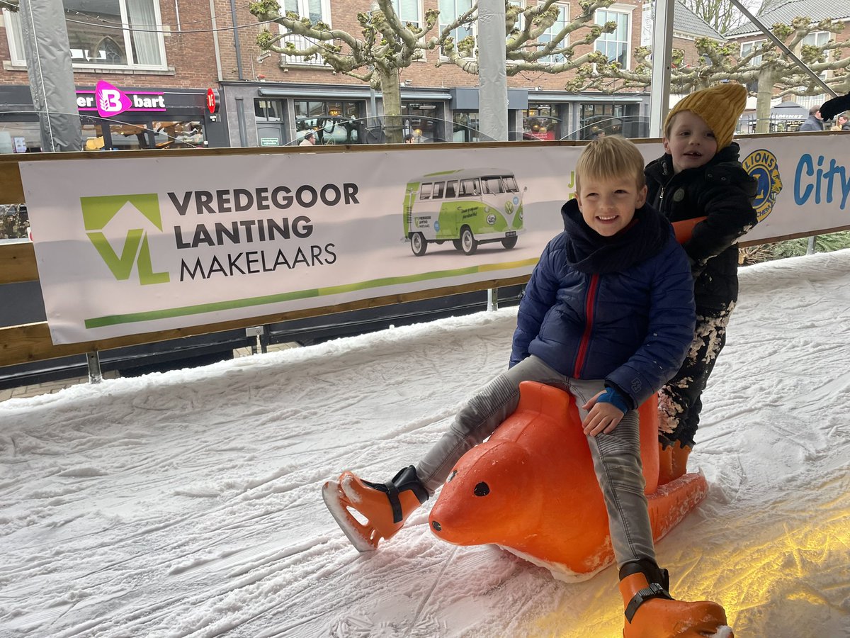 VLMakelaars's tweet photo. Morgen alweer de laatste dag dat de #schaatsbaan op het #Simonsplein in #Doetinchem open is! Ga je nog even? https://t.co/UgUwSx3LOH #trotsesponsor #achterhoek #welkom https://t.co/TSFDqnqpSZ