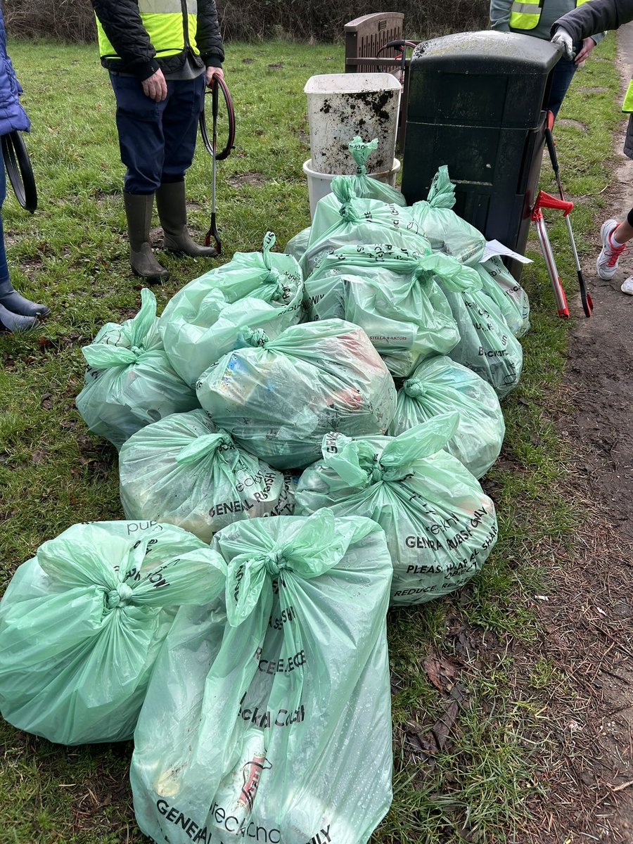 Our fantastic volunteers had their full dose of vitamin D and achieved their 10 thousand steps as well as picking a lot of wind blown litter. A collosal 20 bags and 2 large plastic tubs! 😳 Next pick, 10am Sat 3 Feb 24 at the Admirals shops. #lovewhereyoulive #keepbritaintidy