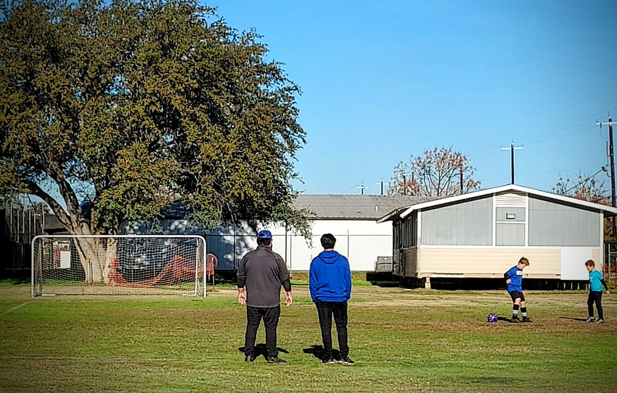 CadenMorrisGK's tweet image. What an awesome morning of training! My club coaches ROCK!🔥
#AlwaysBeMore #WinterRec ❄️
#Community
@ClassicsEliteSA 
@ClassicsEliteGK 
@ECNLboys 
@Harding_MSoc 
@6a_28 
@50_50Pod 
@SATXrecruiting