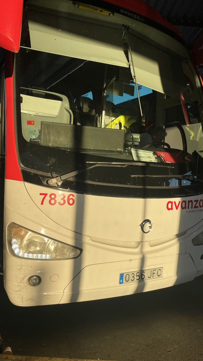 YosephSD's tweet photo. Increíble la falta del respeto del conductor de este bus, durante 1h 20min de trayecto ha tenido la radio con el fútbol a todo volumen. Dejarían a un pasajero escuchar música de esa forma? 
Pagar un servicio para tener que soportar esto…. VERGONZOSO
@avanzaenTvja algo que decir? https://t.co/nJRZLEGmF7