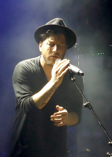 Matt_Cardle_AG's tweet photo. 📸 🎵 Our #MondayMusicMemory is of Matt’s many stunning acoustic shows, here at Milton Keynes #amazingvocals #2018 #MattCardle 🎤👏 https://t.co/aDxJWBfOFG