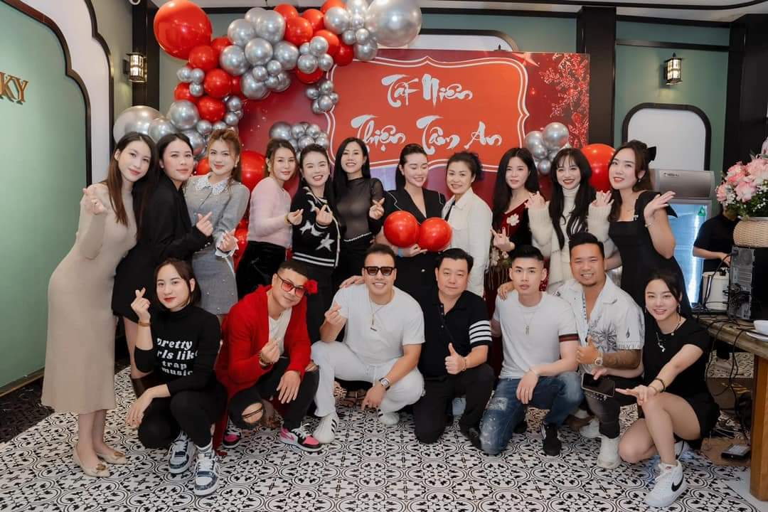 THINHLIONPI's tweet photo. 𝐋𝐈𝐎𝐍 𝐒𝐊𝐘  luôn mong muốn mỗi trải nghiệm của quý khách hàng là thật nhiều, thật nhiều kỷ niệm được ghi dấu .

  - Lưu giữ khoảnh khắc thân tình nhất của bạn để gác lại nỗi bộn bề ngoài kia. Trong không gian sang trọng của nhà hàng chỉ có hội ngộ, hoan hỉ, thưởng thức ẩm thực tinh tế vui vẻ bên nhau.

✨KHÔNG THỂ BIẾT GIÁ TRỊ MỘT KHOẢNH KHẮC CHO TỚI KHI NÓ LÀ MỘT KỈ NIỆM ✨

📸 𝐋𝐈𝐎𝐍 𝐒𝐊𝐘  - 𝐵𝑎̆́𝑡 𝑡𝑟𝑜̣𝑛 𝑚𝑜̣𝑖 𝑘ℎ𝑜𝑎̉𝑛ℎ 𝑘ℎ𝑎̆́𝑐 𝑙𝑢̛𝑢 𝑔𝑖𝑢̛̃ 𝑘𝑦̉ 𝑛𝑖𝑒̣̂𝑚 đ𝑒̣𝑝 𝑐ℎ𝑜 𝑘ℎ𝑎́𝑐ℎ 𝑦𝑒̂𝑢.

📍 𝐋𝐈𝐎𝐍 𝐒𝐊𝐘 - 150A Trường Chinh - Đống Đa - HN
𝐇𝐎𝐓𝐋𝐈𝐍𝐄📞  0𝟿𝟷𝟷.𝟿𝟽.𝟸𝟸𝟸𝟸 - 0974792163