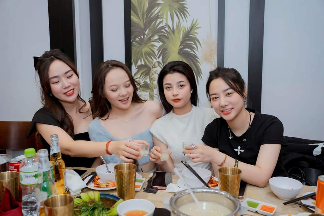 THINHLIONPI's tweet photo. 𝐋𝐈𝐎𝐍 𝐒𝐊𝐘  luôn mong muốn mỗi trải nghiệm của quý khách hàng là thật nhiều, thật nhiều kỷ niệm được ghi dấu .

  - Lưu giữ khoảnh khắc thân tình nhất của bạn để gác lại nỗi bộn bề ngoài kia. Trong không gian sang trọng của nhà hàng chỉ có hội ngộ, hoan hỉ, thưởng thức ẩm thực tinh tế vui vẻ bên nhau.

✨KHÔNG THỂ BIẾT GIÁ TRỊ MỘT KHOẢNH KHẮC CHO TỚI KHI NÓ LÀ MỘT KỈ NIỆM ✨

📸 𝐋𝐈𝐎𝐍 𝐒𝐊𝐘  - 𝐵𝑎̆́𝑡 𝑡𝑟𝑜̣𝑛 𝑚𝑜̣𝑖 𝑘ℎ𝑜𝑎̉𝑛ℎ 𝑘ℎ𝑎̆́𝑐 𝑙𝑢̛𝑢 𝑔𝑖𝑢̛̃ 𝑘𝑦̉ 𝑛𝑖𝑒̣̂𝑚 đ𝑒̣𝑝 𝑐ℎ𝑜 𝑘ℎ𝑎́𝑐ℎ 𝑦𝑒̂𝑢.

📍 𝐋𝐈𝐎𝐍 𝐒𝐊𝐘 - 150A Trường Chinh - Đống Đa - HN
𝐇𝐎𝐓𝐋𝐈𝐍𝐄📞  0𝟿𝟷𝟷.𝟿𝟽.𝟸𝟸𝟸𝟸 - 0974792163