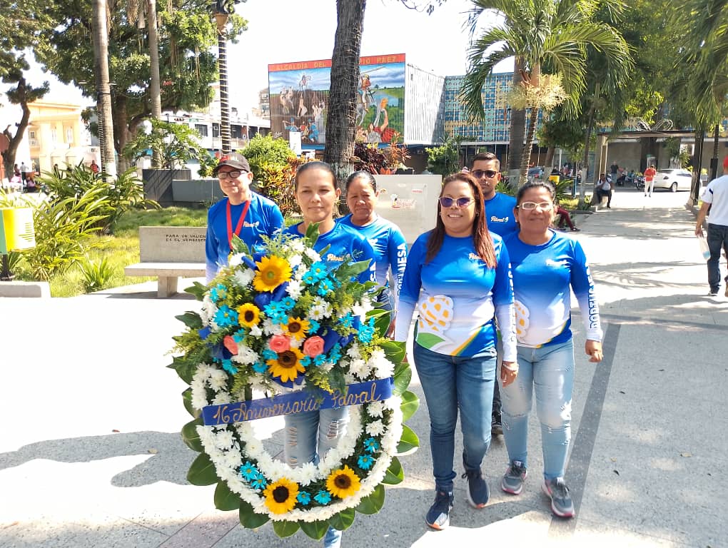 PDVAL_OFICIAL's tweet photo. Desde la Plaza Bolívar en el municipio Páez del estado #Portuguesa, se realizó una ofrenda floral al Padre de la Patria, Simón Bolívar con motivo del 16° Aniversario de la Productora y Distribuidora Venezolana de Alimentos (#PDVAL)
¡#16AñosDePDVAL! https://t.co/YrmipQL3qO