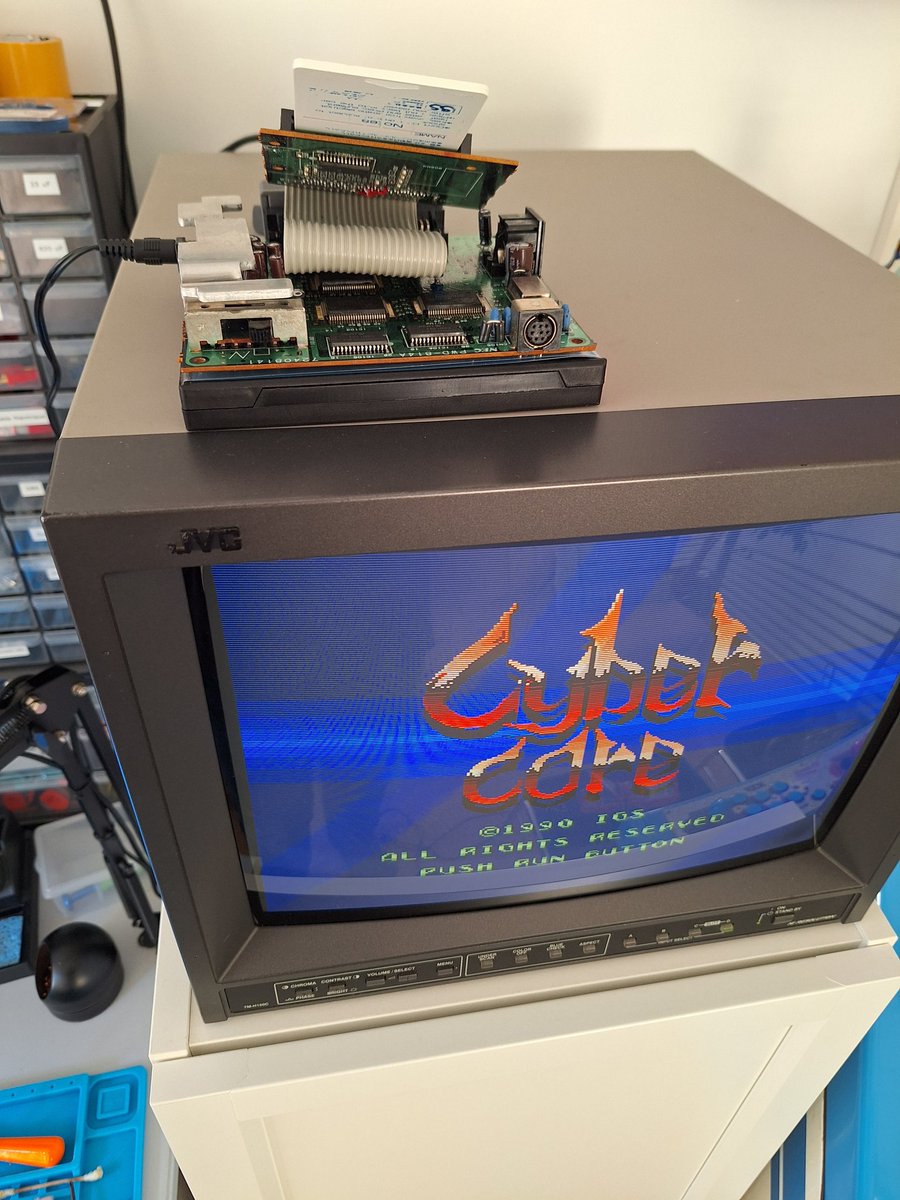 Sebbeug's tweet image. Après-midi réparation de #coregrafx. A l'origine, écran blanc. Après analyse, changement du connecteur HuCard qui avait un PIN cassé. 2 pistes corrodées ont aussi été shuntées. On en profite pour un recap complet et c'est reparti pour 10 ans... au moins... #pcengine