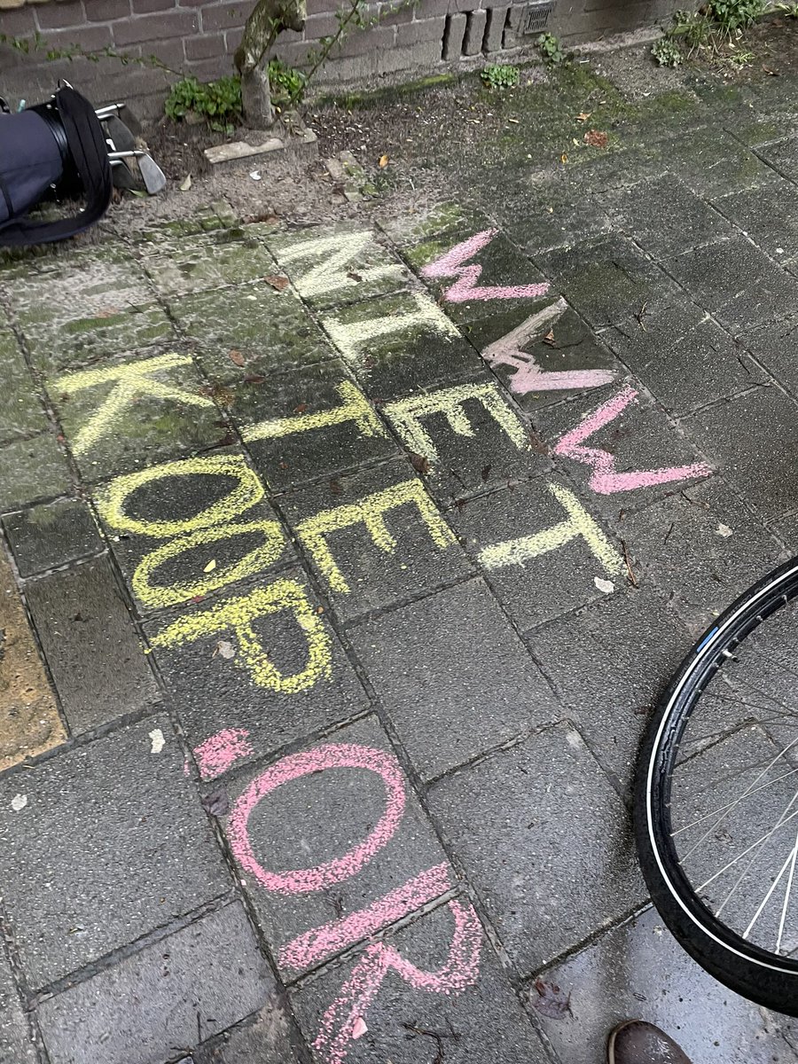 NietTeKoop's tweet photo. Bij Jan Lievensstraat 28h op 6-1-2024 de 157e flitsactie. Wéér een benedenwoning weg… Huurder dood = woning te koop. Stop de uitverkoop van onze sociale woningen! https://t.co/o7z4amXWId @woonopstand @HuurdersNetwerk @HdePijp https://t.co/lKqMcDX0L7
